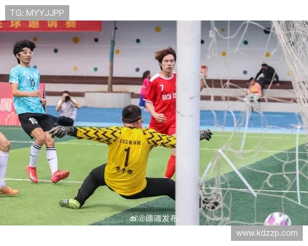 足球明星双手叉腰展现自信风采引领赛场激情瞬间